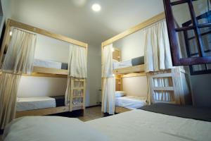 Zimmer mit 2 Etagenbetten und 2 Betten in der Unterkunft Fuxia House Hostel in Mendoza
