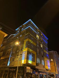 un edificio alto con luces encendidas por la noche en Hotel Ferah, en Araklı