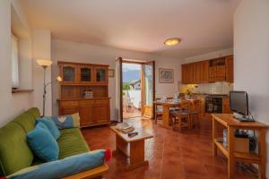 コーリコにあるVilla Palmaのリビングルーム(緑のソファ付)、キッチンが備わります。