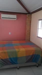 Tempat tidur dalam kamar di Lucena Apartamento Temporada