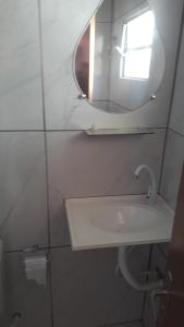 Baño blanco con espejo y lavabo en Lucena Apartamento Temporada en Lucena