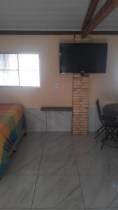 Habitación con TV, cama y mesa. en Lucena Apartamento Temporada en Lucena