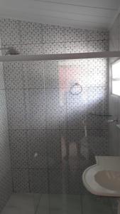 um chuveiro com uma porta de vidro na casa de banho em Lucena Apartamento Temporada em Lucena