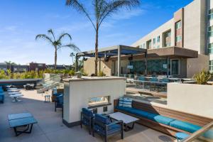 un patio con chimenea y sillas y un edificio en Residence Inn by Marriott Marina del Rey en Los Ángeles