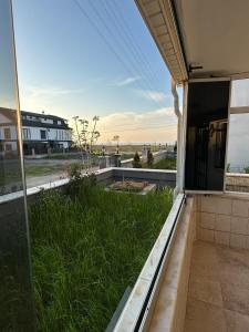 una vista del océano desde el exterior de una casa en Large Beachfront Villa in Natural Seaside with Sea View, en Yukarı Kocaali