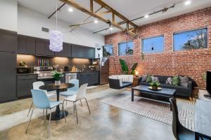 cocina abierta y sala de estar con pared de ladrillo en The Cypress Flats, en Lafayette