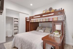 een slaapkamer met een stapelbed en een bureau met een bureau bij The Cypress Flats in Lafayette