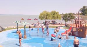 een groep mensen in een waterpark bij Lido Dalma Apartman 1 in Fonyód