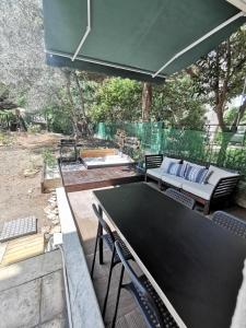 - Mesa de ping pong y sillas en el patio en ADAMANT STUDIOS, en Nea Moudania