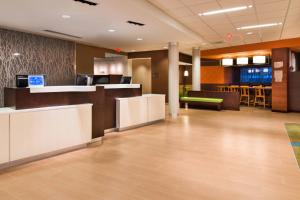 una hall di un ospedale con una sala d'attesa di Fairfield Inn & Suites by Marriott Utica a Utica