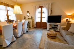 ein Wohnzimmer mit einem Sofa, einem Tisch und einem TV in der Unterkunft Villa Lorenzo in Querceta