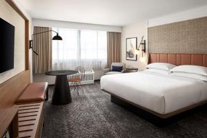 Postel nebo postele na pokoji v ubytování Sheraton Reston