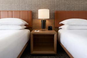 Postel nebo postele na pokoji v ubytování Sheraton Reston