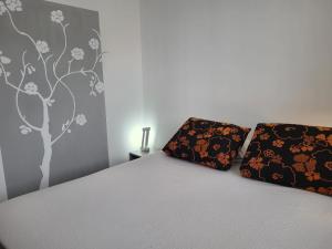 een slaapkamer met een bed met 2 kussens erop bij Apartment Anna in Novi Vinodolski
