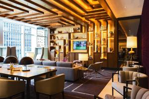 TV a/nebo společenská místnost v ubytování Renaissance New York Midtown Hotel