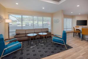 - un salon avec un canapé, une table et des chaises dans l'établissement TownePlace Suites by Marriott Niceville Eglin AFB Area, à Niceville