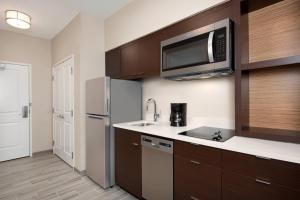 een keuken met een wastafel en een magnetron bij TownePlace Suites by Marriott Niceville Eglin AFB Area in Niceville