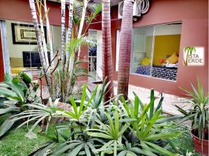 un complejo con palmeras frente a un edificio en Apartamento Vacacional Vista Verde, en Tarapoto
