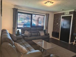 Χώρος καθιστικού στο Travel Host 3 BEDROOM HOUSE WITH FREE PARKING
