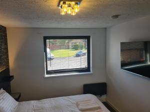 Ένα ή περισσότερα κρεβάτια σε δωμάτιο στο Travel Host 3 BEDROOM HOUSE WITH FREE PARKING