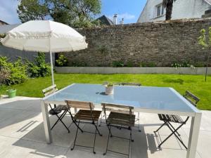 Patio alebo iná vonkajšia časť ubytovania Vannes centre à pied grande villa familiale