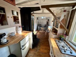 A cozinha ou kitchenette de Shepherds Hut in enclosed field