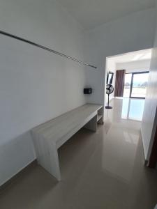 a white wall with a bench in a room at Las Hamacas in Canoas De Punta Sal