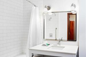 Vannituba majutusasutuses Four Points by Sheraton Calgary Airport