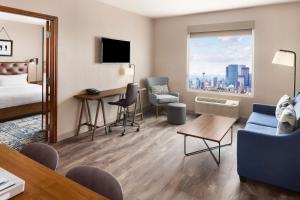 Habitación de hotel con cama y escritorio en Four Points by Sheraton Calgary Airport en Calgary