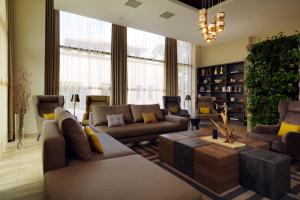 salon z kanapą i stołem w obiekcie Residence Inn by Marriott Sarajevo w Sarajewie