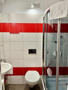 une salle de bain avec toilettes, douche et lavabo dans l'établissement Apartament 205 Planeta Mielno 100 m od plaży, à Mielno