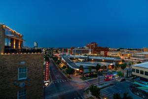 uma vista da cidade à noite em Ambassador Hotel Oklahoma City, Autograph Collection em Oklahoma City