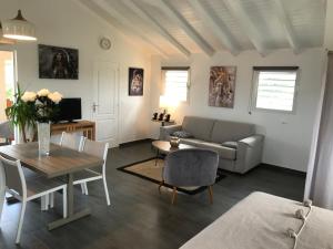 uma sala de estar com um sofá e uma mesa em Loft Paradis em Sainte-Anne