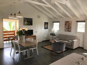 ein Wohnzimmer mit einem Tisch und einem Sofa in der Unterkunft Loft Paradis in Sainte-Anne