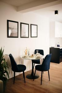 ein Esszimmer mit einem Tisch und Stühlen in der Unterkunft VIP apartments Bitola in Bitola