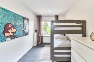 Haus Deepensoll 39 Große Auszeit في بيلزيرهاكين: غرفة نوم للأطفال مع سرير بطابقين وجدار جداري