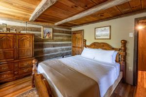 a bedroom with a bed and a wooden wall at Chestnut Lodge - Family Cabin on Lake Nantahala in Topton