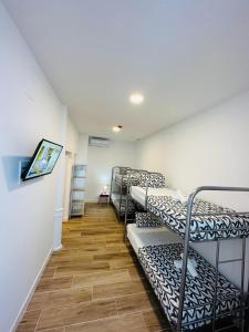 Posteľ alebo postele v izbe v ubytovaní HOSTEL COSTA-LUZ Béjar 28-30