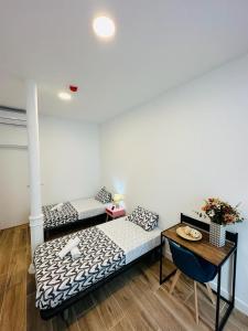 Posteľ alebo postele v izbe v ubytovaní HOSTEL COSTA-LUZ Béjar 28-30