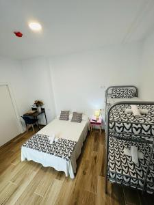Posteľ alebo postele v izbe v ubytovaní HOSTEL COSTA-LUZ Béjar 28-30