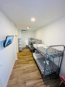 Posteľ alebo postele v izbe v ubytovaní HOSTEL COSTA-LUZ Béjar 28-30