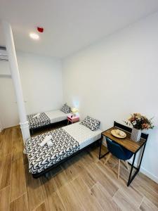 Posteľ alebo postele v izbe v ubytovaní HOSTEL COSTA-LUZ Béjar 28-30