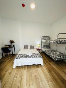 Posteľ alebo postele v izbe v ubytovaní HOSTEL COSTA-LUZ Béjar 28-30