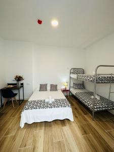 Posteľ alebo postele v izbe v ubytovaní HOSTEL COSTA-LUZ Béjar 28-30