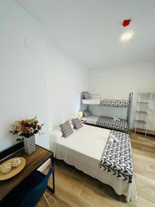 Posteľ alebo postele v izbe v ubytovaní HOSTEL COSTA-LUZ Béjar 28-30