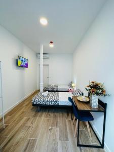 Posteľ alebo postele v izbe v ubytovaní HOSTEL COSTA-LUZ Béjar 28-30