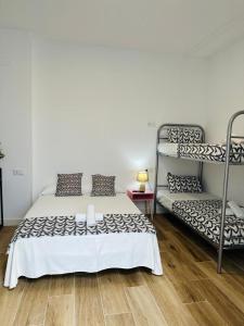 Posteľ alebo postele v izbe v ubytovaní HOSTEL COSTA-LUZ Béjar 28-30