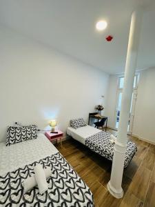 Posteľ alebo postele v izbe v ubytovaní HOSTEL COSTA-LUZ Béjar 28-30