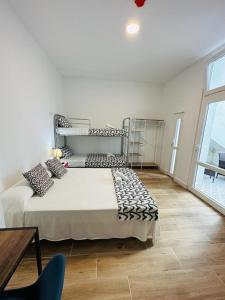 Posteľ alebo postele v izbe v ubytovaní HOSTEL COSTA-LUZ Béjar 28-30