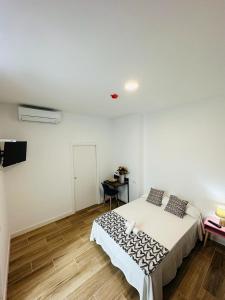 Posteľ alebo postele v izbe v ubytovaní HOSTEL COSTA-LUZ Béjar 28-30